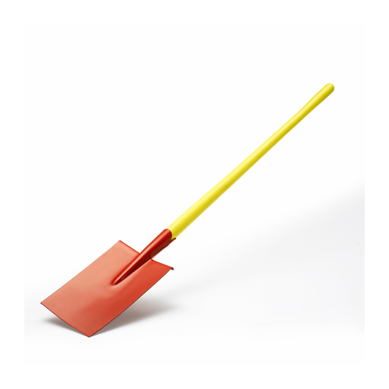 Spade met houten steel Wolf AFO